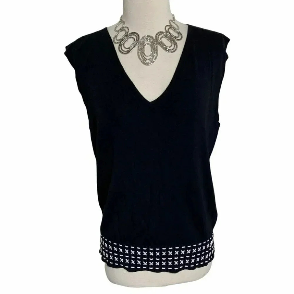 Finity 1X Plus-size black white knit sleeveless v-neck top‎